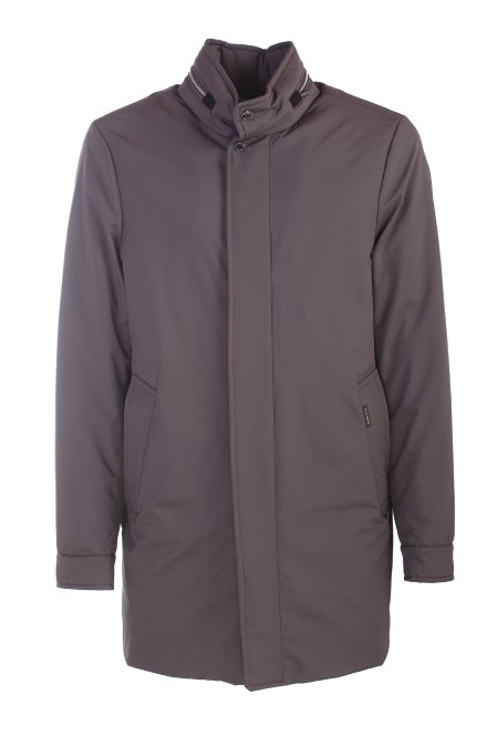 Shop MOORER  Giaccone: Moorer giaccone "BRACCI".
Elegante spolverino waterproof con cappuccio, trapuntato a boudin internamente con leggere imbottitura in piuma. 
Dettagli che lo rendono unico come il collo in piedi con zip rifinita alle estremità con inserti in camoscio e bottoni a pressione. 
Coulisse in vita, tasche verticali esterne, tasche interne porta documenti con zip e rifiniture logate e inserti interni in flanella tecnica.
Composizione: 100% poliammide.
Made in Italy.
Moorer giaccone "BRACCI".
Elegante spolverino waterproof con cappuccio, trapuntato a boudin internamente con leggere imbottitura in piuma. 
Dettagli che lo rendono unico come il collo in piedi con zip rifinita alle estremità con inserti in camoscio e bottoni a pressione. 
Coulisse in vita, tasche verticali esterne, tasche interne porta documenti con zip e rifiniture logate e inserti interni in flanella tecnica.Moorer giaccone "BRACCI".
Elegante spolverino waterproof con cappuccio, trapuntato a boudin internamente con leggere imbottitura in piuma. 
Dettagli che lo rendono unico come il collo in piedi con zip rifinita alle estremità con inserti in camoscio e bottoni a pressione. 
Coulisse in vita, tasche verticali esterne, tasche interne porta documenti con zip e rifiniture logate e inserti interni in flanella tecnica.
Composizione: 100% poliammide.
Made in Italy.. BRACCI SKT-0203